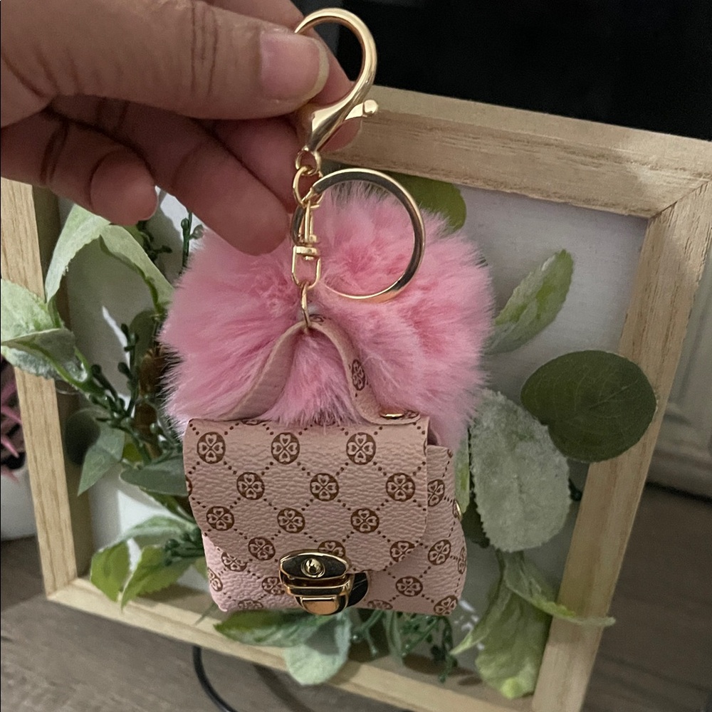 Pink and Gold Keychain with Faux Fur Pom Pom
New in plastic